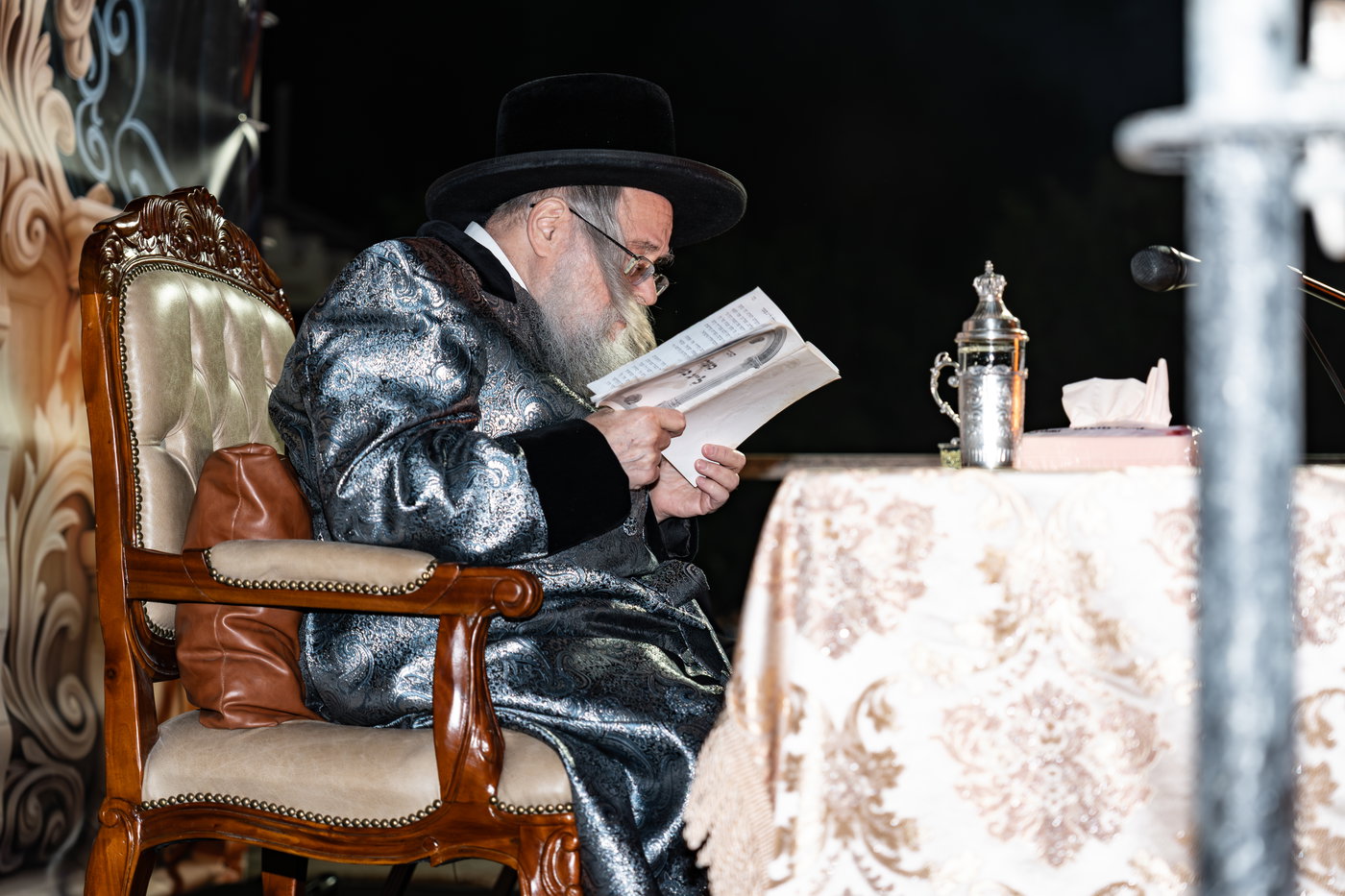 הגה"צ רבי יצחק לעזער בהדלקה בל"ג בעומר