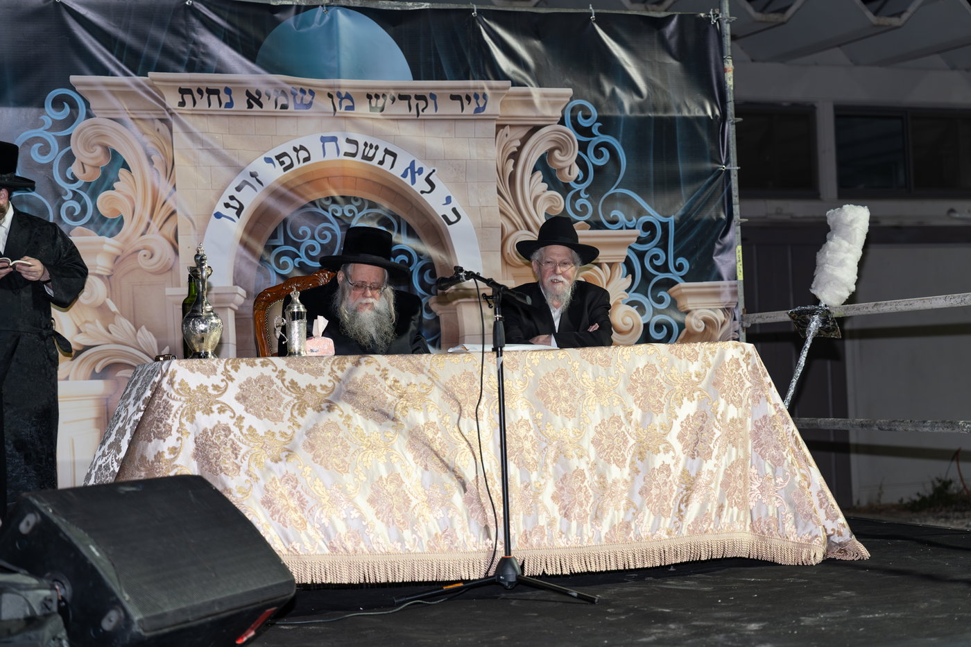 הגה"צ רבי יצחק לעזער בהדלקה בל"ג בעומר