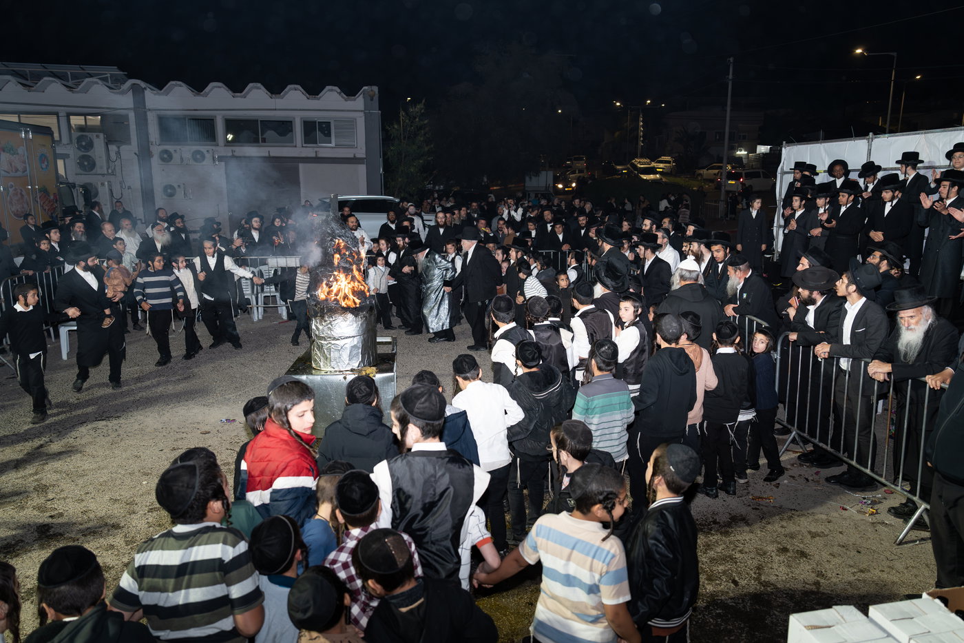 הגה"צ רבי יצחק לעזער בהדלקה בל"ג בעומר
