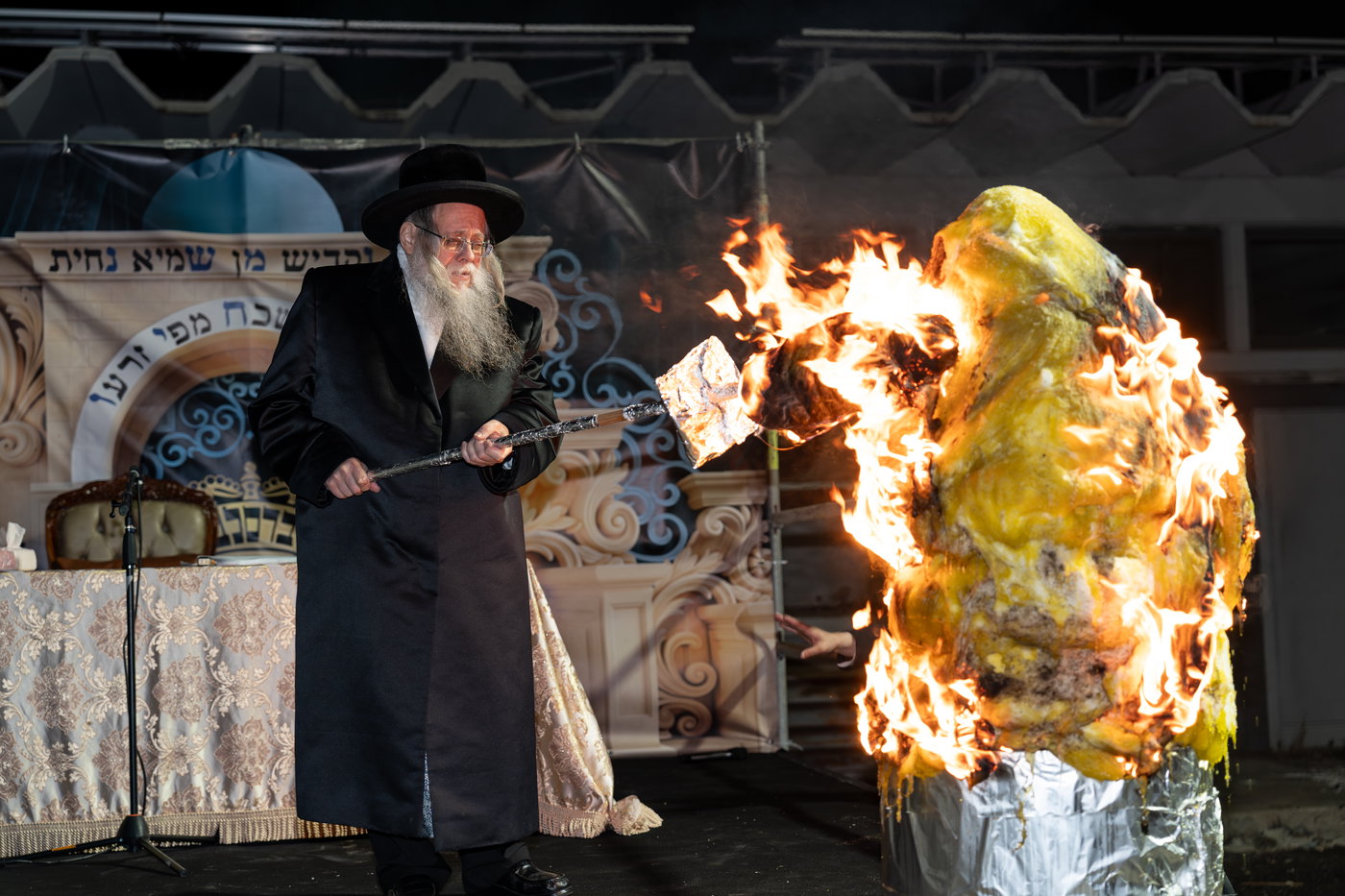הגה"צ רבי יצחק לעזער בהדלקה בל"ג בעומר