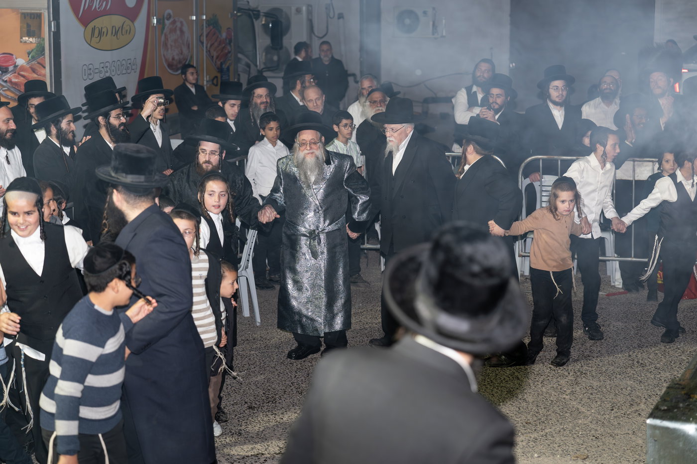 הגה"צ רבי יצחק לעזער בהדלקה בל"ג בעומר