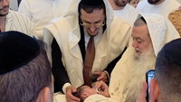 מזכה הרבים חגג ברי מילה לבנו השישי, מי כובד בסנדקאות? | צפו