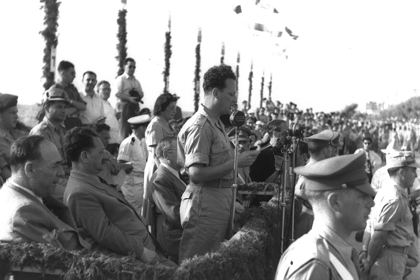 האלוף יגאל אלון נושא דברים במפגן "יום הים", ליד חוף הים בתל אביב ברחוב הירקון