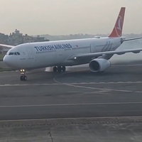 דרמה במסלול הנחיתה: גלגלי המטוס עלו באש - הנוסעים פונו במגלשת חירום | כך זה נראה