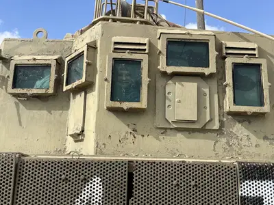 ילדים חרדים בתוך נגמ"ש