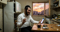 הדמיית עורך הפייקים במשרדו