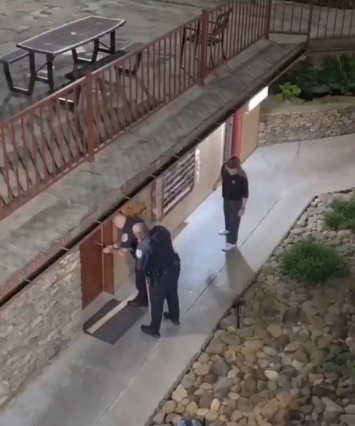השוטרים פורצים לחדר
