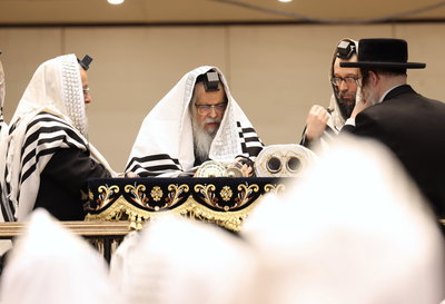 האדמו"ר מסאטמר עולה בס"ת החדש