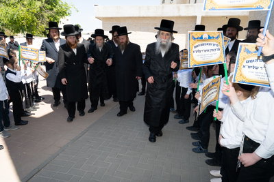 האדמו"ר מערלוי בשבת חיזוק וביקור באלעד
