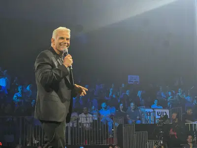 בכנס ההשקה של המפלגה המשותפת: כך הזמין לפיד את בנט לבמה