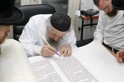 בזאת התורה. הגר"ד לנדו בכתיבת אות בספר התורה שיוגרל בהגרלת יד לאחים
