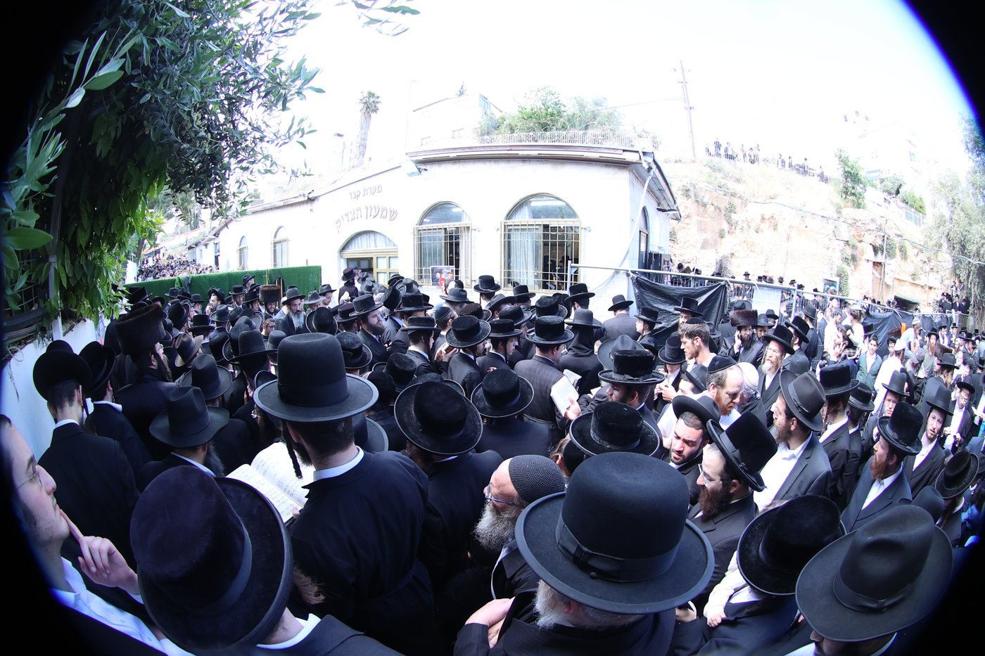 ל"ג בעומר בקבר שמעון הצדיק
