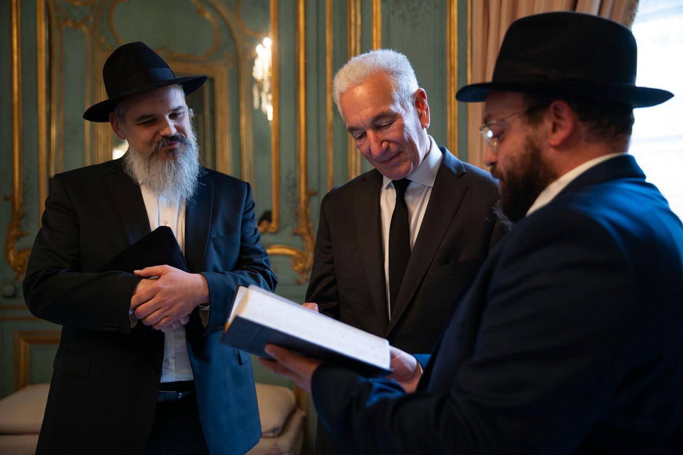 כואב: למה הנער היהודי סירב לקבל מכתב רשמי משגרירות ארצות הברית?