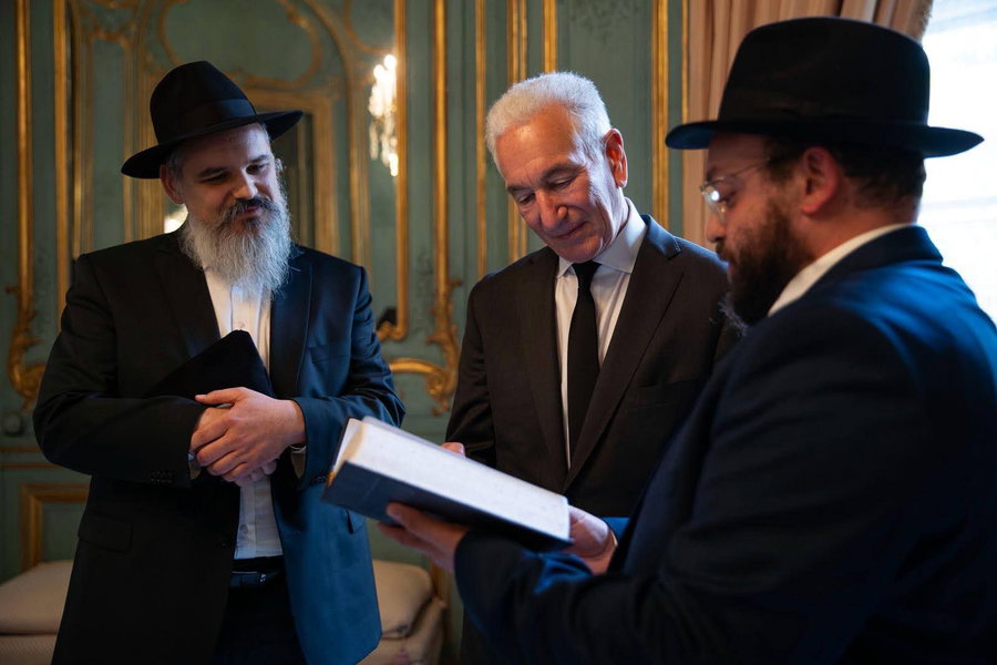 כואב: למה הנער היהודי סירב לקבל מכתב רשמי משגרירות ארצות הברית?