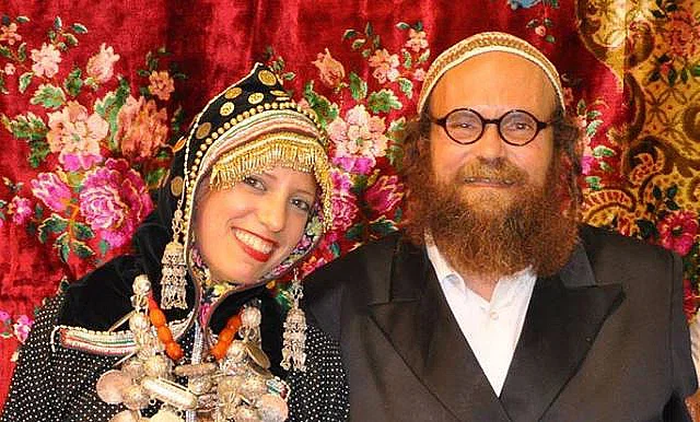 העיתונאי והסופר גרנות ובתו הכלה במהלך החינה