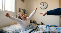 הגדול פשוט נשכב חזרה על הרצפה עם גרב אחת ביד, כאילו הזמן הוא המלצה בלבד.