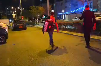 גל האלימות נמשך: צעיר נדקר ליד פיצרייה בעקבות קטטה שהסתבכה | צפו