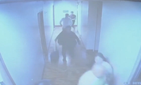 דרמה במסדרונות: סנאטור מבוקש נצפה בורח מפני השוטרים | צפו