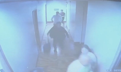 דרמה במסדרונות: סנאטור מבוקש נצפה בורח מפני השוטרים | צפו