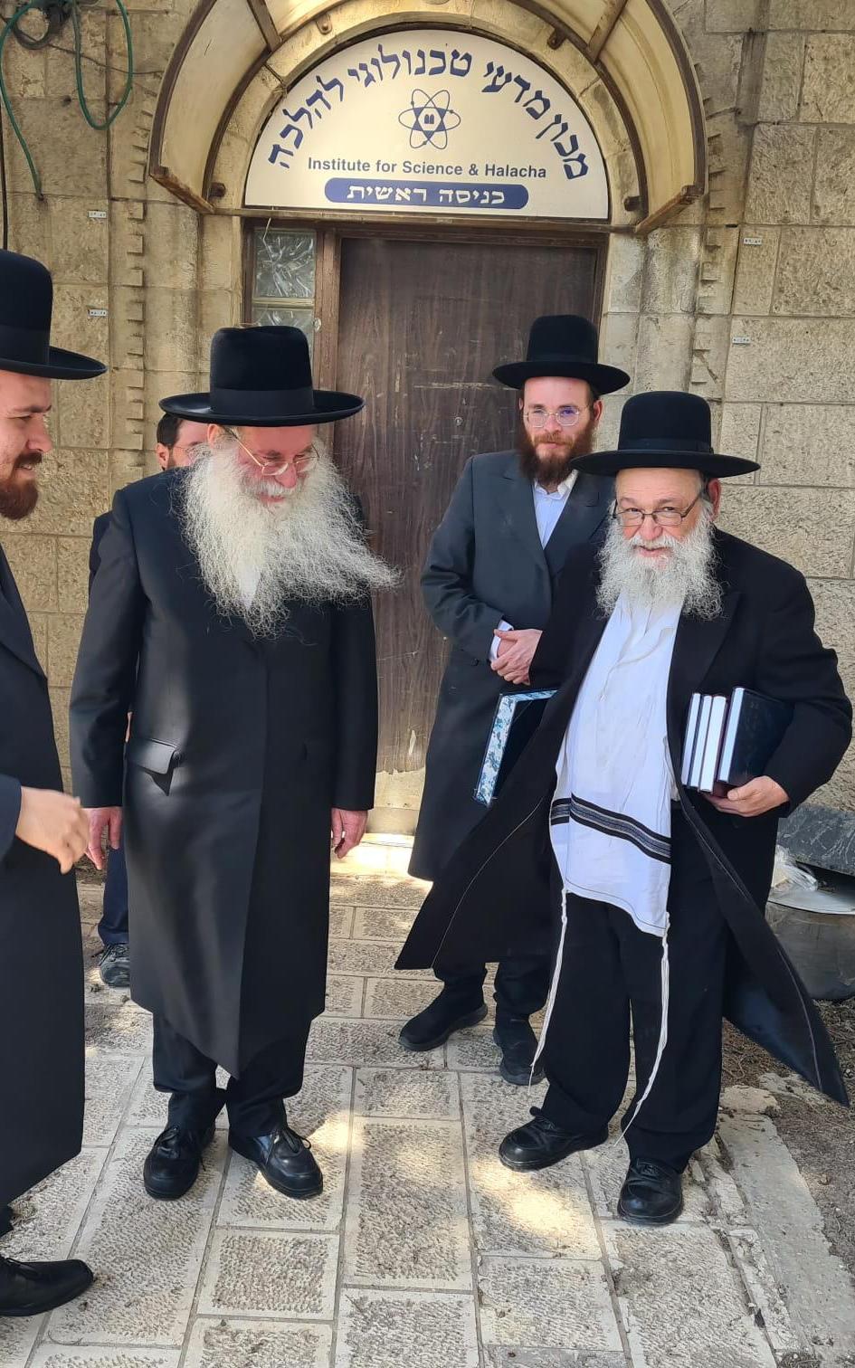הגאון רבי אברהם משה הלפרין מלווה את הגאון רבי נפתלי נוסבוים בצאתו מהמכון