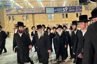 האדמו"ר ממכנובקא בעלזא בכותל המערבי