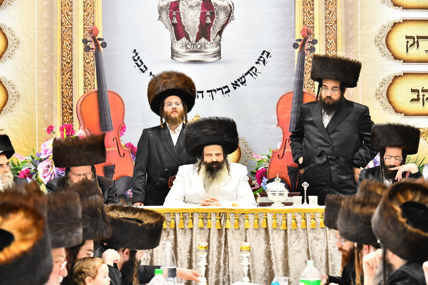 הרה"ח ר' אהרן יהודה קליין ז"ל, מאחורי רבו, יבלחט"א האדמו"ר מזוטשקא