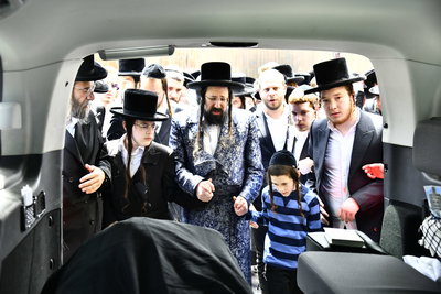 בכי תמרורים וניגוני יום כיפור; המונים ליוו למנוחות את הרבנית הצדקנית ממעז'בוז ע"ה
