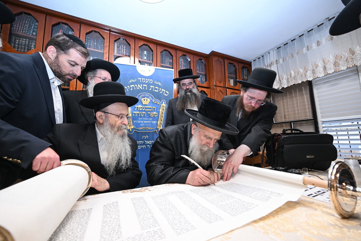 כתיבת אותיות בס"ת לע"נ הבחור חזקי פרקל ז"ל