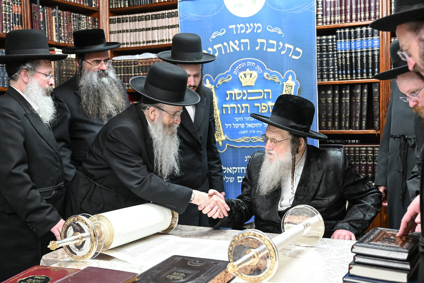 האדמו"ר ממודז'יץ בכתיבת אותיות בס"ת