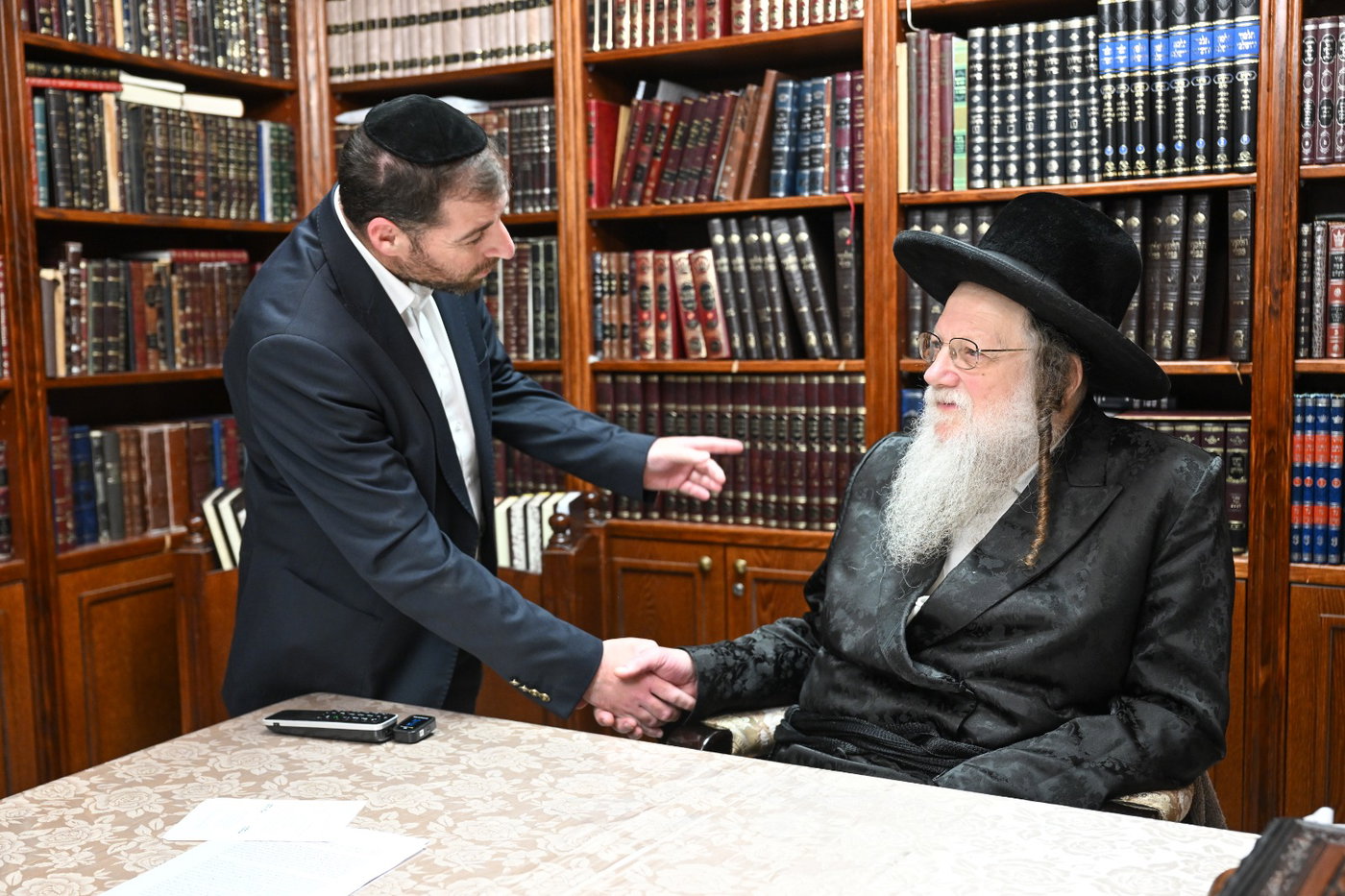 האדמו"ר ממודז'יץ בכתיבת אותיות בס"ת