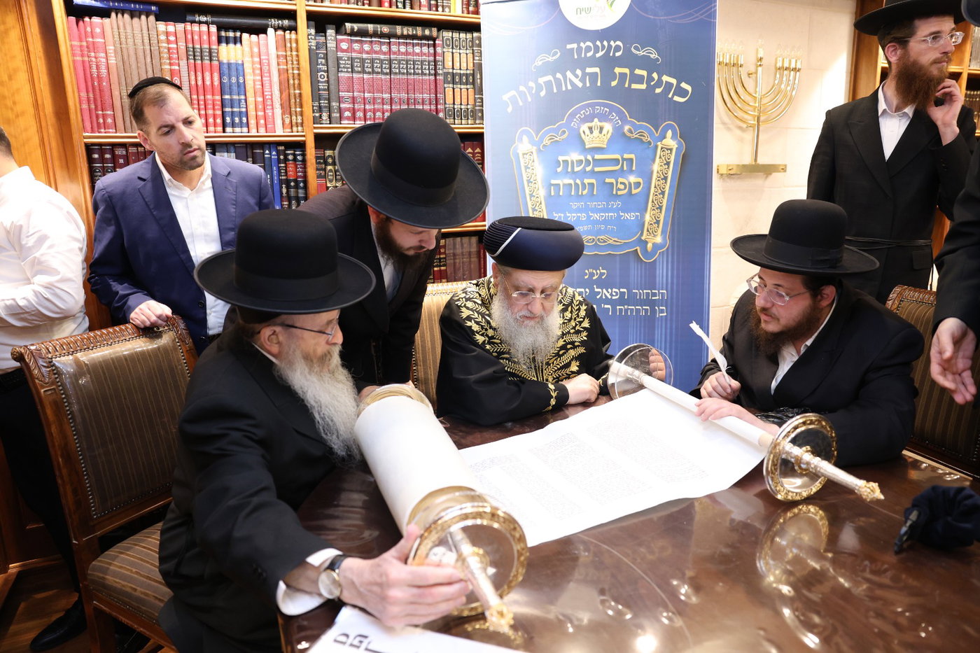 הראשל"צ הגאון רבי דוד יוסף בכתיבת אותיות