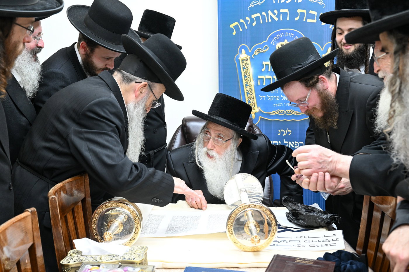 האדמו"ר ממכנובקא בעלזא בכתיבת אותיות בס"ת