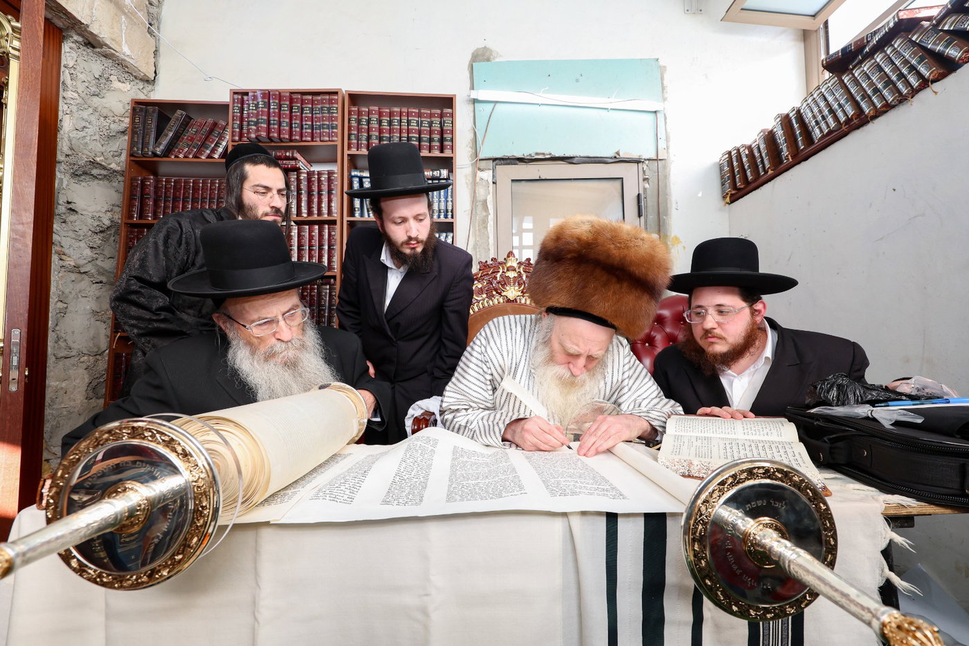הרה"צ רבי יצחק מאיר מורגנשטרן בכתיבת אותיות בס"ת