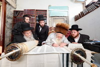 הרה"צ רבי יצחק מאיר מורגנשטרן בכתיבת אותיות בס"ת