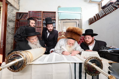 הרה"צ רבי יצחק מאיר מורגנשטרן בכתיבת אותיות בס"ת