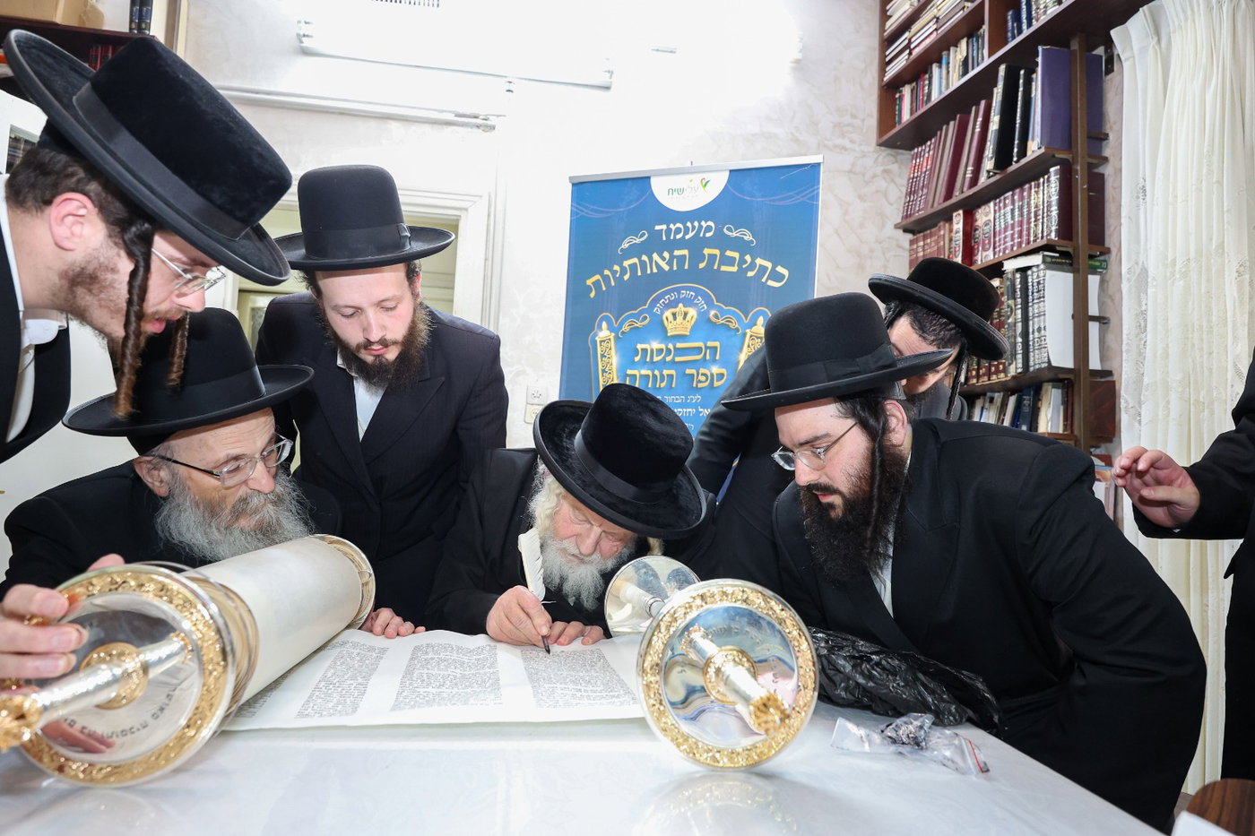 הגה"צ רבי אברהם אביש ציינווירט בכתיבת אותיות