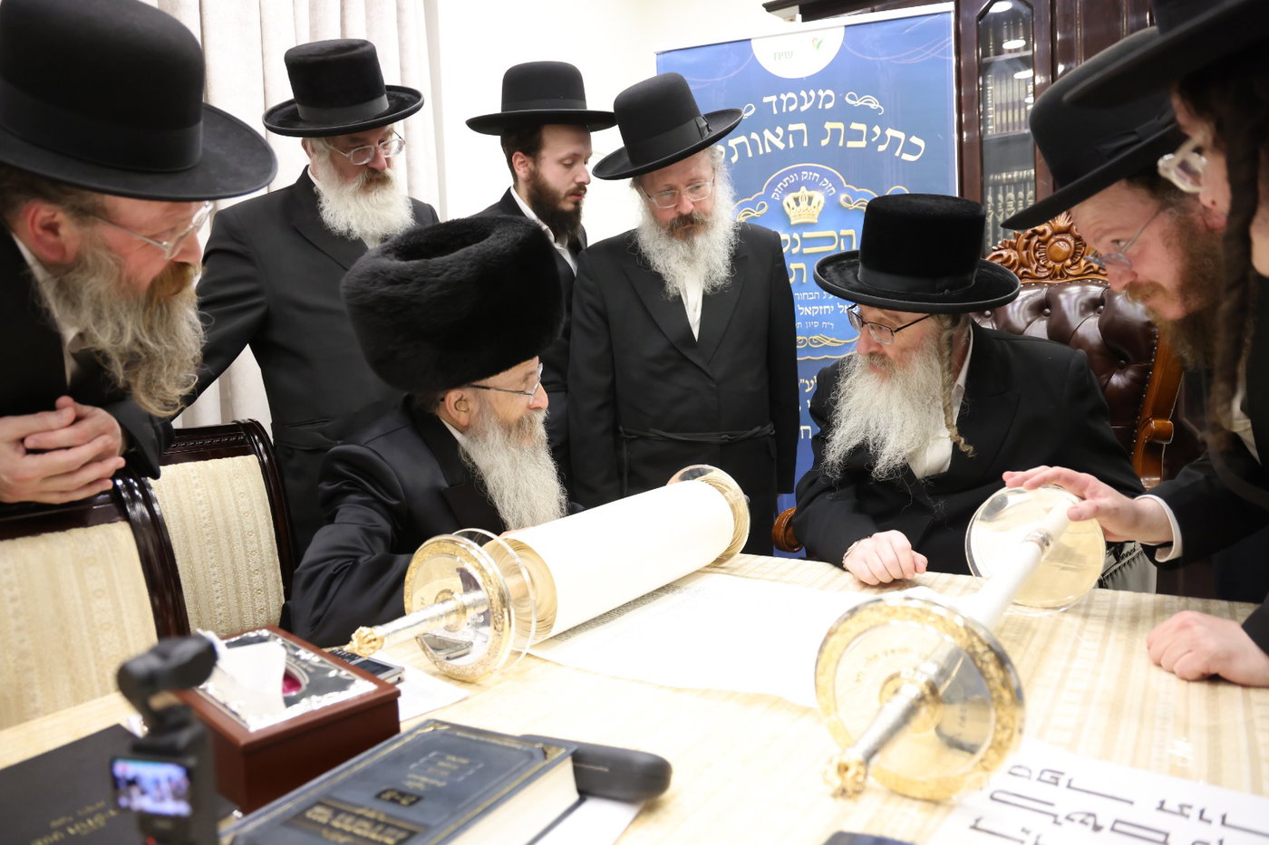כתיבת אותיות בס"ת לע"נ הבחור חזקי פרקל ז"ל