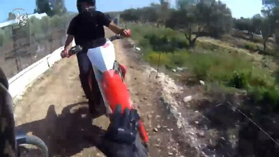 אופנוען המוטוקרוס הסתובב וברח בשדה - לשוטרים לא נותרה ברירה: זה מה שהתגלה 