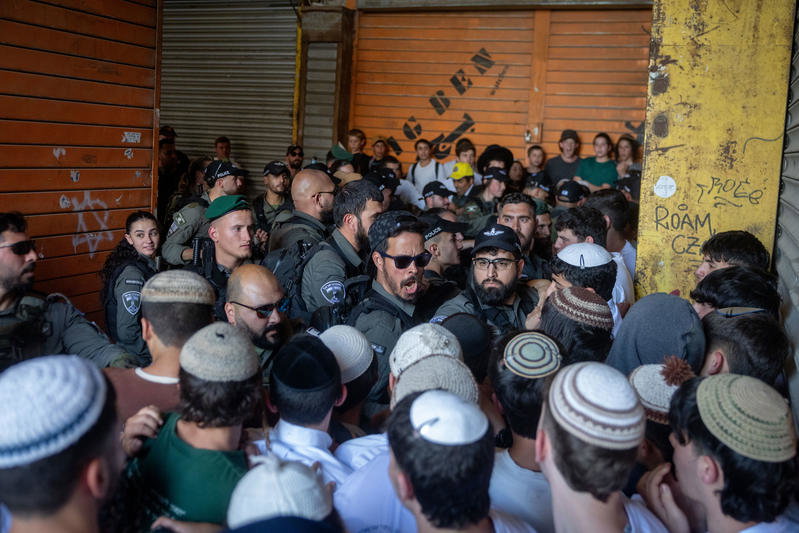 שירת "שישרף לכם הכפר" והשלכת כיסאות: עימותים מכוערים בעיר העתיקה לפני מצעד הדגלים