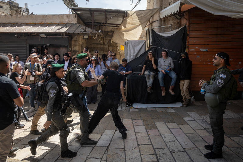 שירת "שישרף לכם הכפר" והשלכת כיסאות: עימותים מכוערים בעיר העתיקה לפני מצעד הדגלים