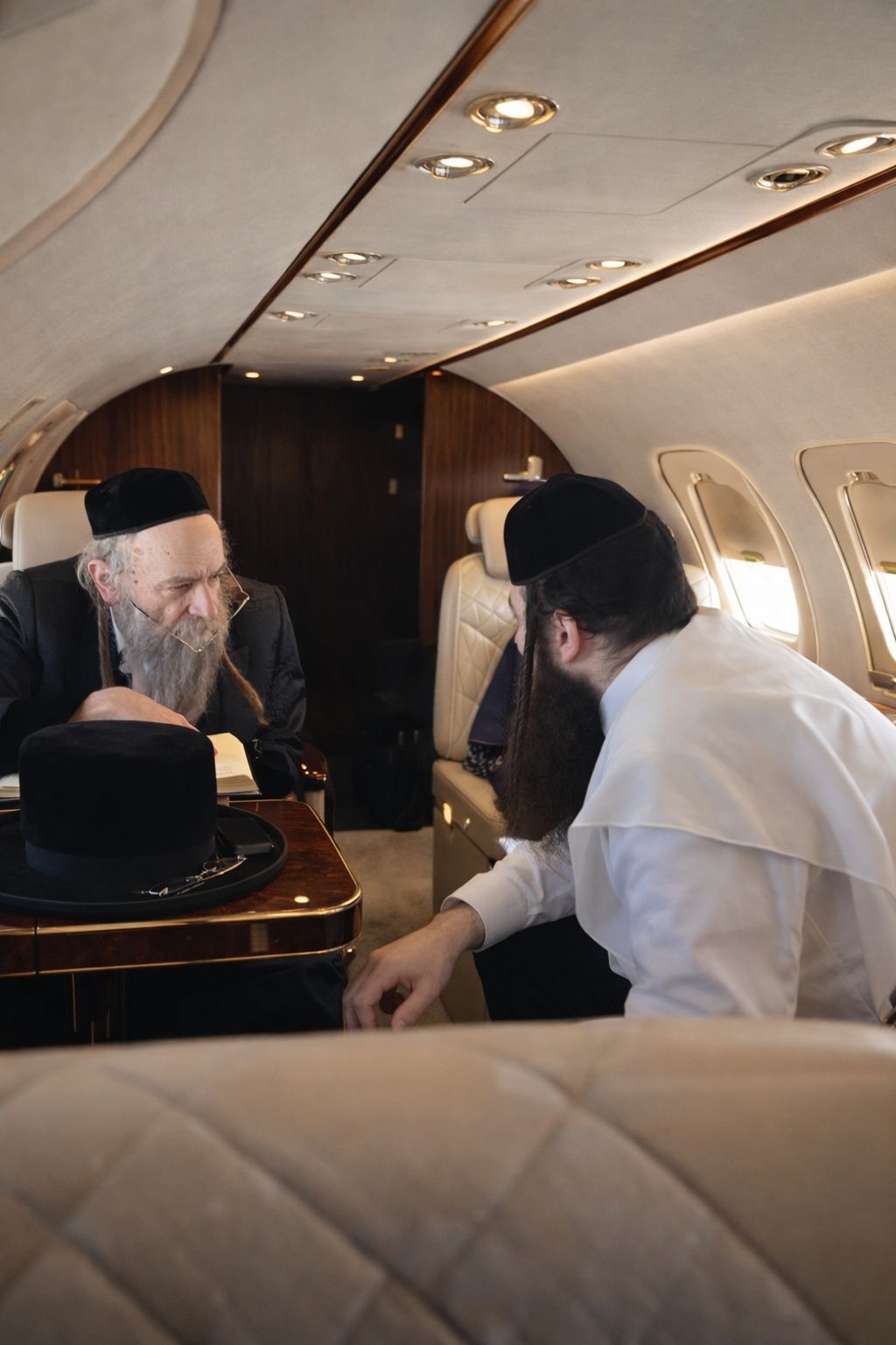 האח הבכור האדמו"ר מקאסוב עם אביו זצ"ל בדרך לטיפולים בגרמניה