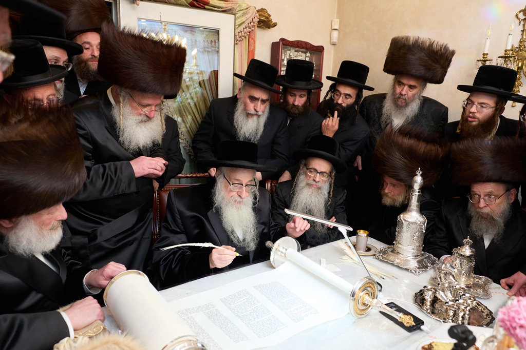 הכנסת ספר תורה לביהמ"ד צאנז קלויזנבורג