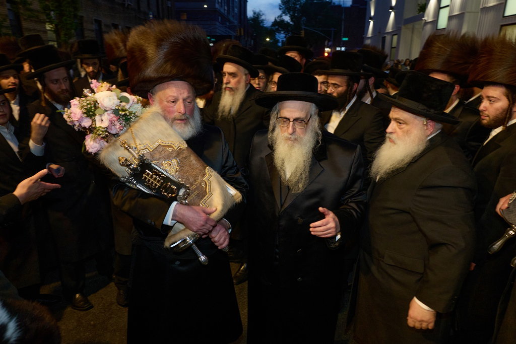 הכנסת ספר תורה לביהמ"ד צאנז קלויזנבורג