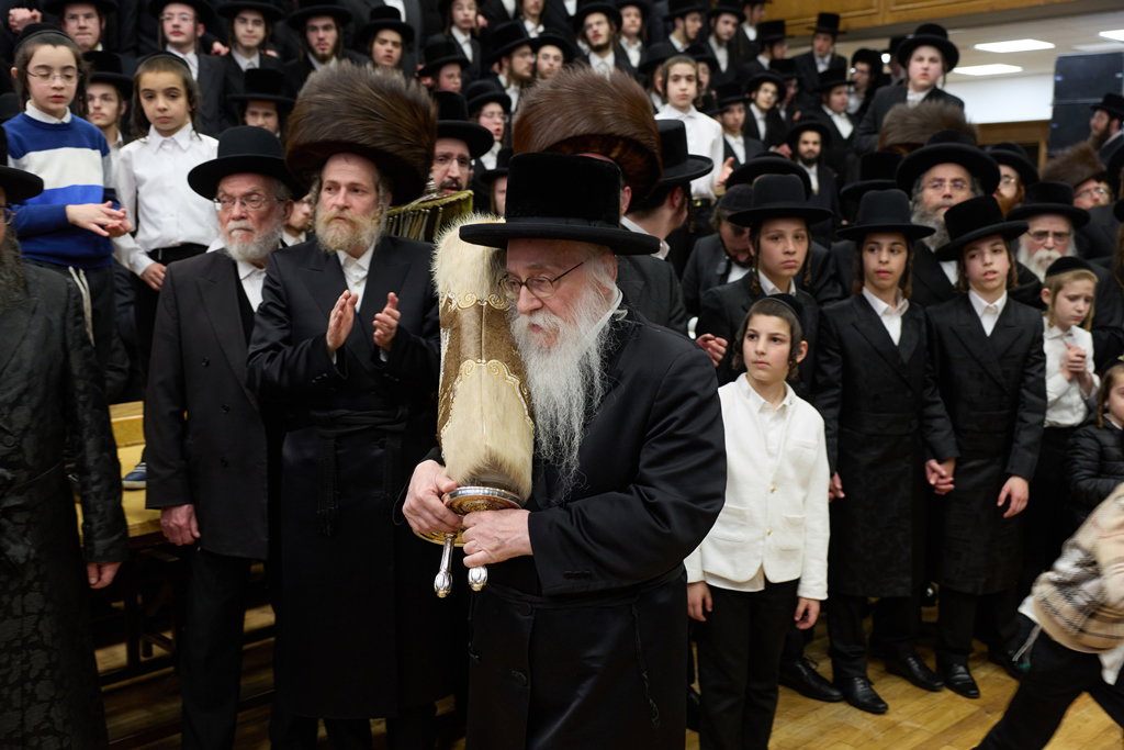 הכנסת ספר תורה לביהמ"ד צאנז קלויזנבורג