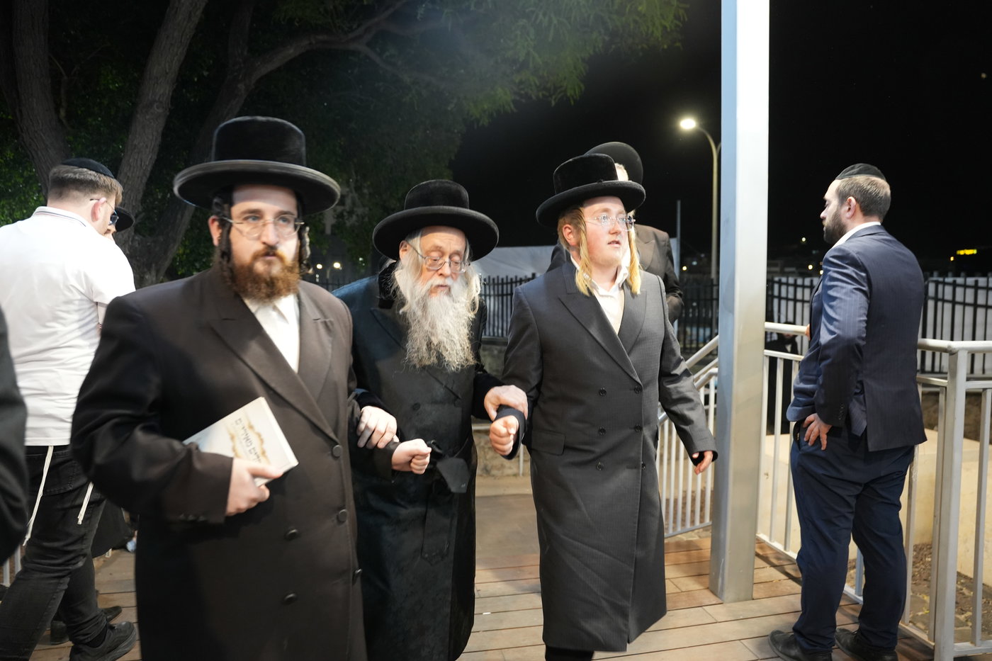 הגה"צ רבי יצחק לאזער בקברי צדיקים