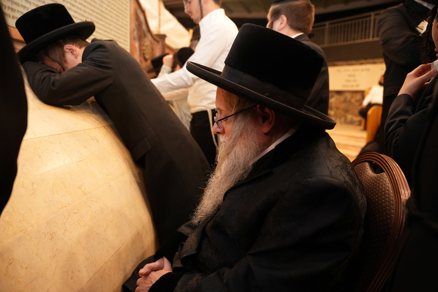 הגה"צ רבי יצחק לאזער בקברי צדיקים