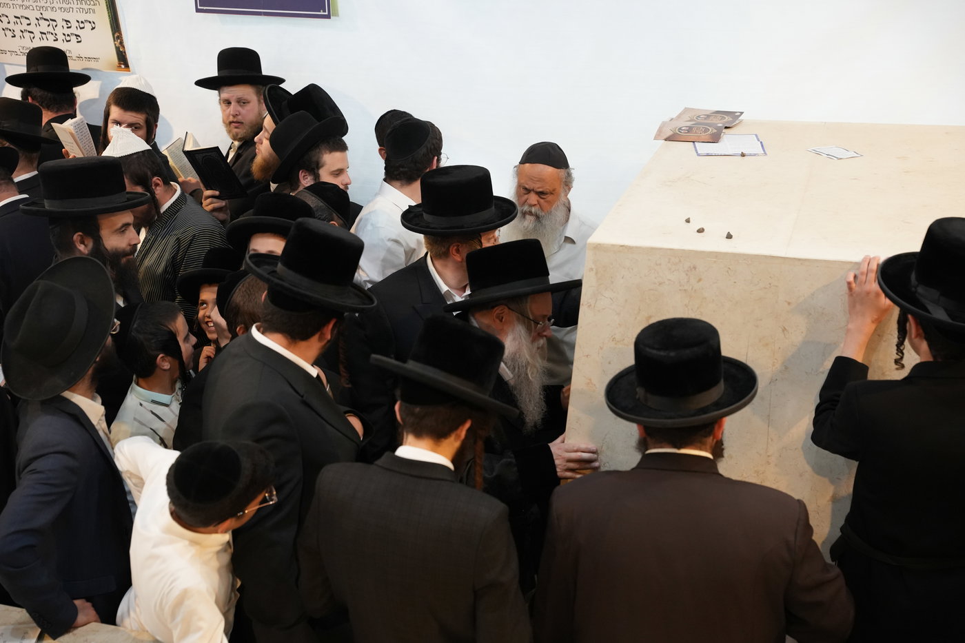 הגה"צ רבי יצחק לאזער בקברי צדיקים