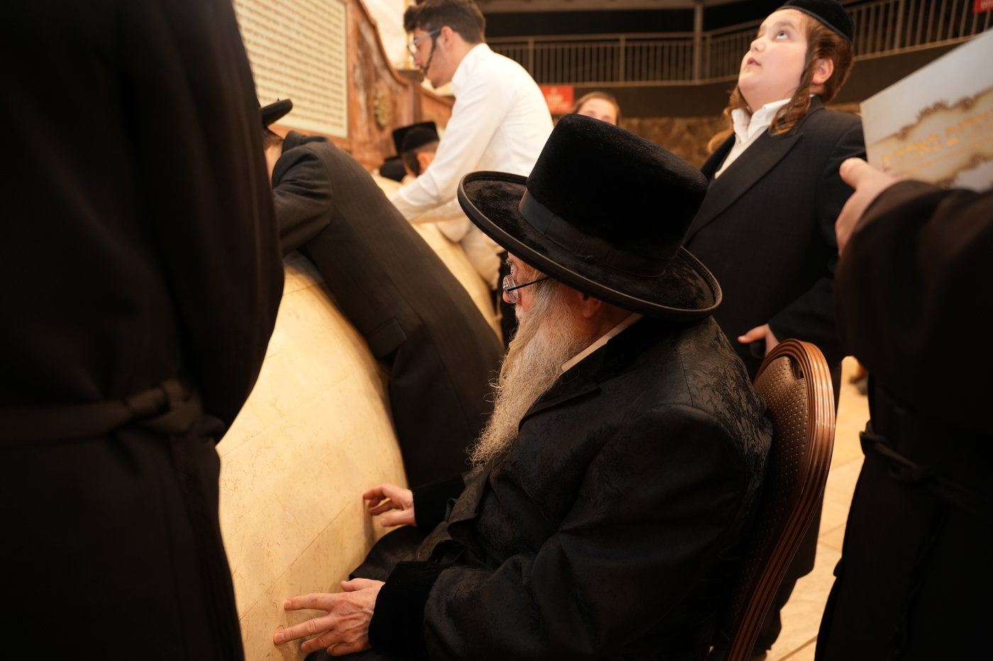 הגה"צ רבי יצחק לאזער בקברי צדיקים