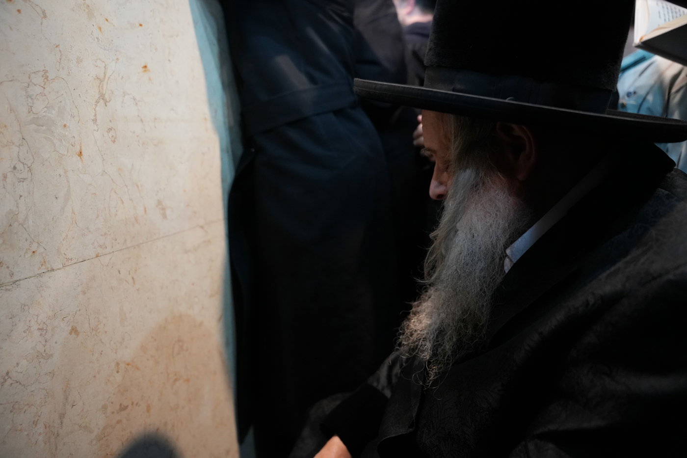 הגה"צ רבי יצחק לאזער בקברי צדיקים