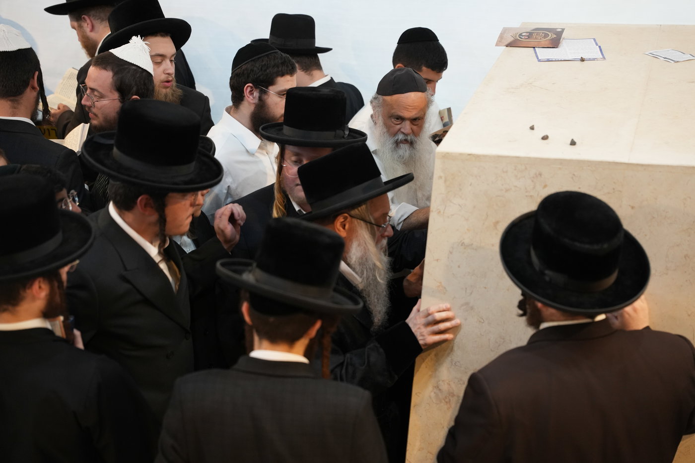 הגה"צ רבי יצחק לאזער בקברי צדיקים